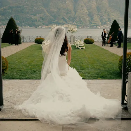 Villa Balbiano Lago di Como Italy uscita della sposa vista da dietro 